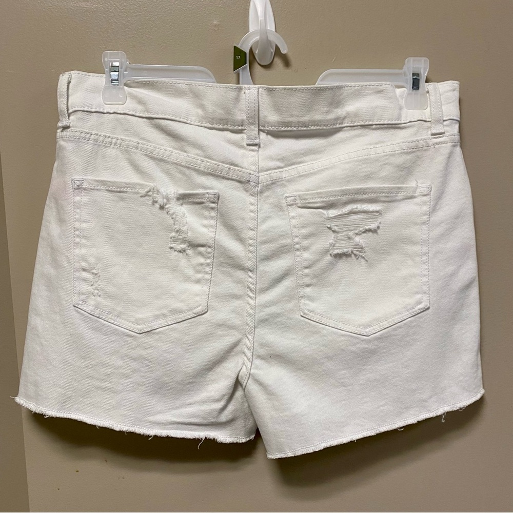 No Boundaries Sz 17 Vivid White Curvy Denim Shorts 🩳 NWT Destructed - Picture 2 of 5